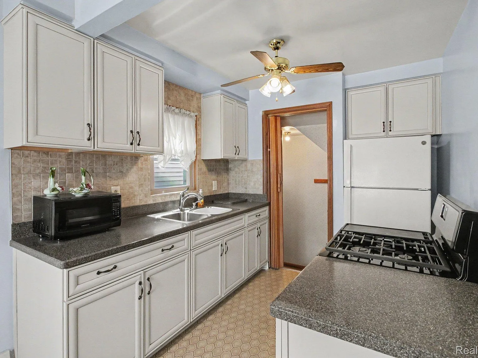 3 bed, 1812 sqft, $1,695 — Photo 2