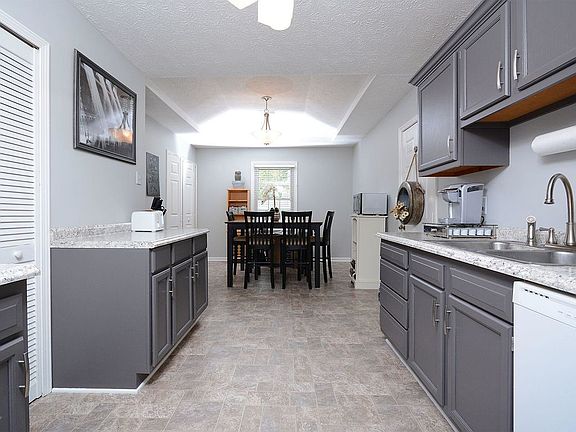 5th image of 303 Sycamore Ct