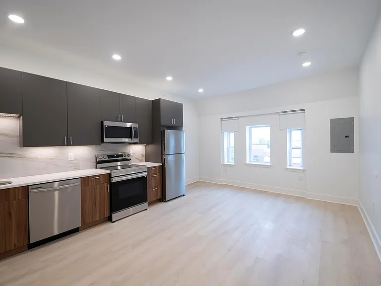 4902 Chestnut St #303 — Photo 2