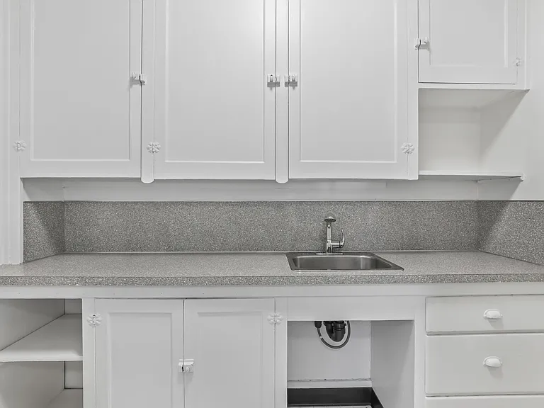 2128 SE Hawthorne Blvd - Caldwell Apartments — Photo 18