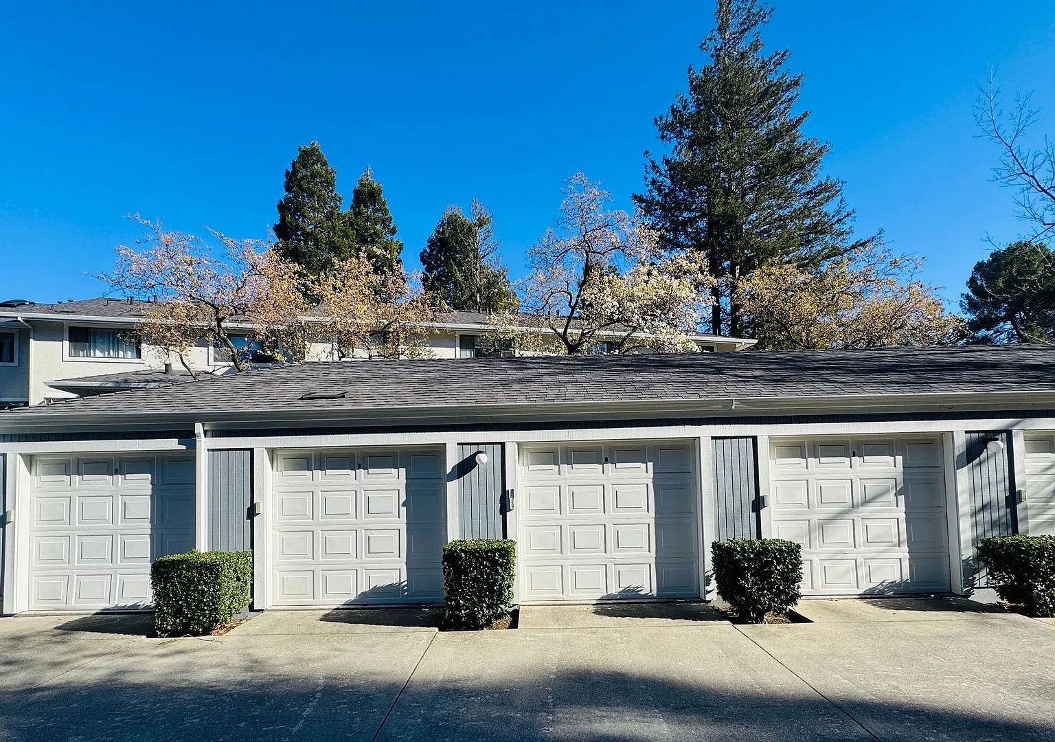 Nice Upper Unit in the Desired Ashford Court is Available Now! — Photo 2