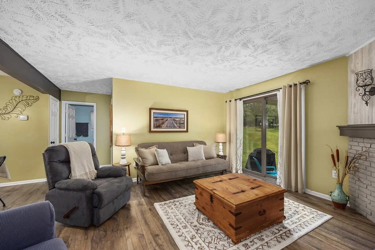 5 bed, 2.0 bath, 893 sqft, $3,024 — Photo 3