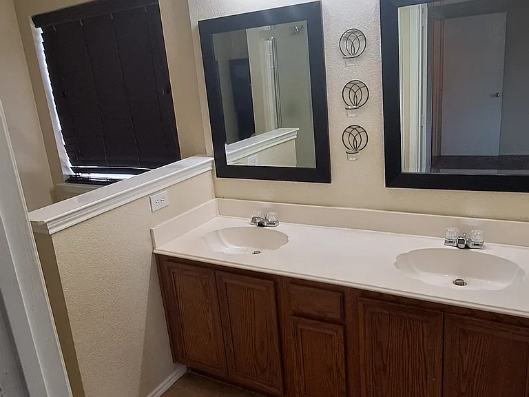 Master Bedroom (Bathroom)