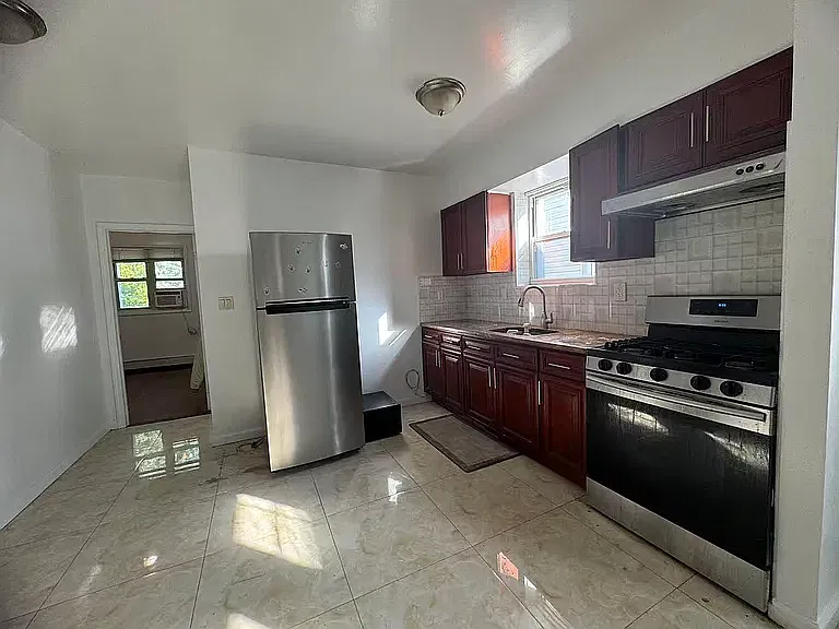 4 bed, 1100 sqft, $3,000 — Photo 2