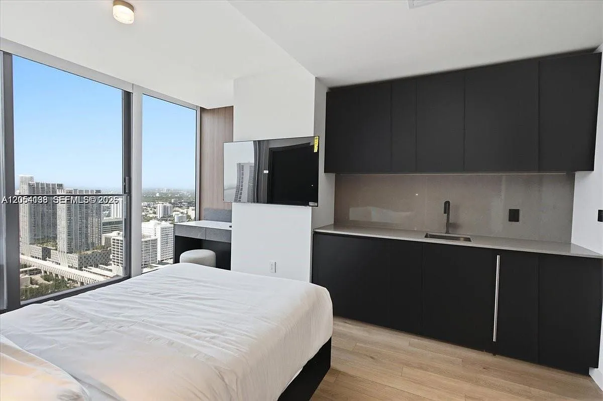 Eleven Hotel And Residence — Photo 2