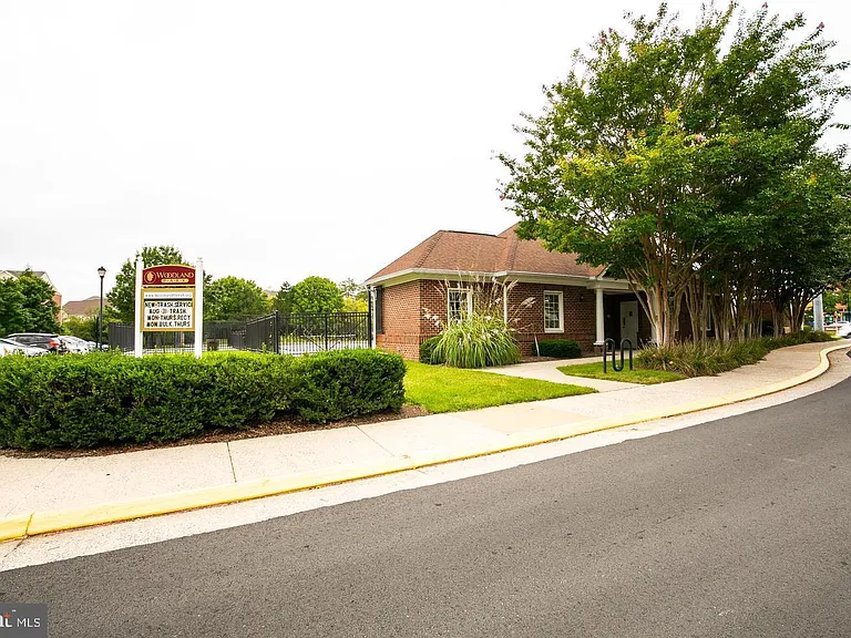 13129 Park Crescent Cir — Photo 37