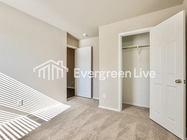 1067 Huntington Dr — Photo 3