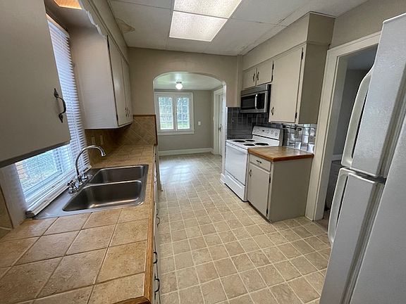 4th image of 578 Woods Ave