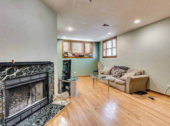 3rd image of 910 W Ainslie St APT 1W