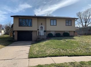 1809 Providence Dr, Bettendorf, IA