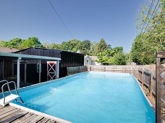 3rd image of 218 Admiral Cir