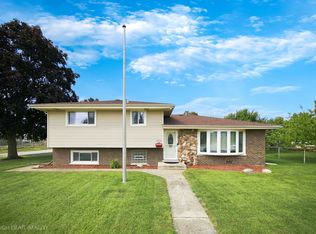 7040 W 107th St, Worth, IL 60482