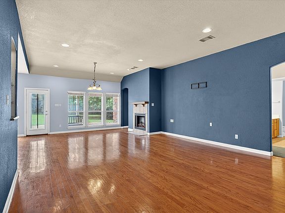 3rd image of 206 Water Oak Ln