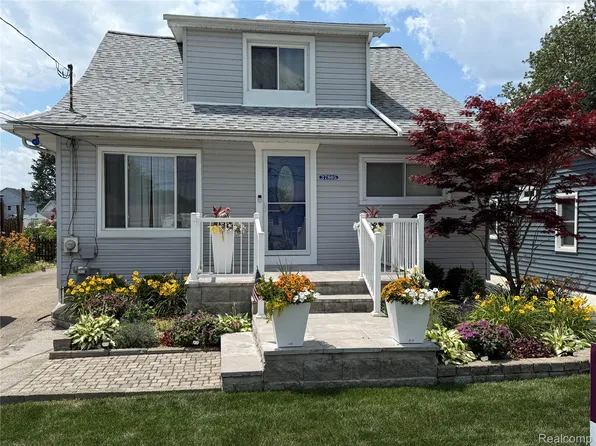 37805 Maplehill St, Harrison Township, MI 48045