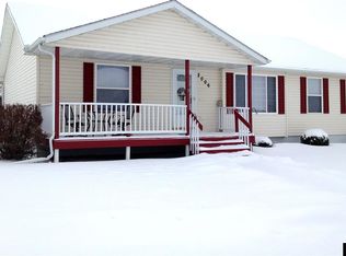 2006 Moore Dr, Saint Peter, MN 56082