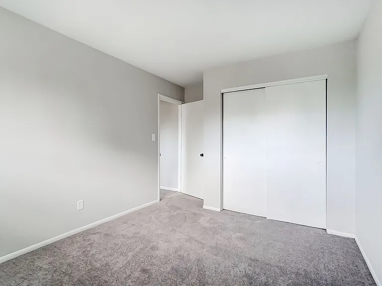 Fairview Court Apartments — Photo 18