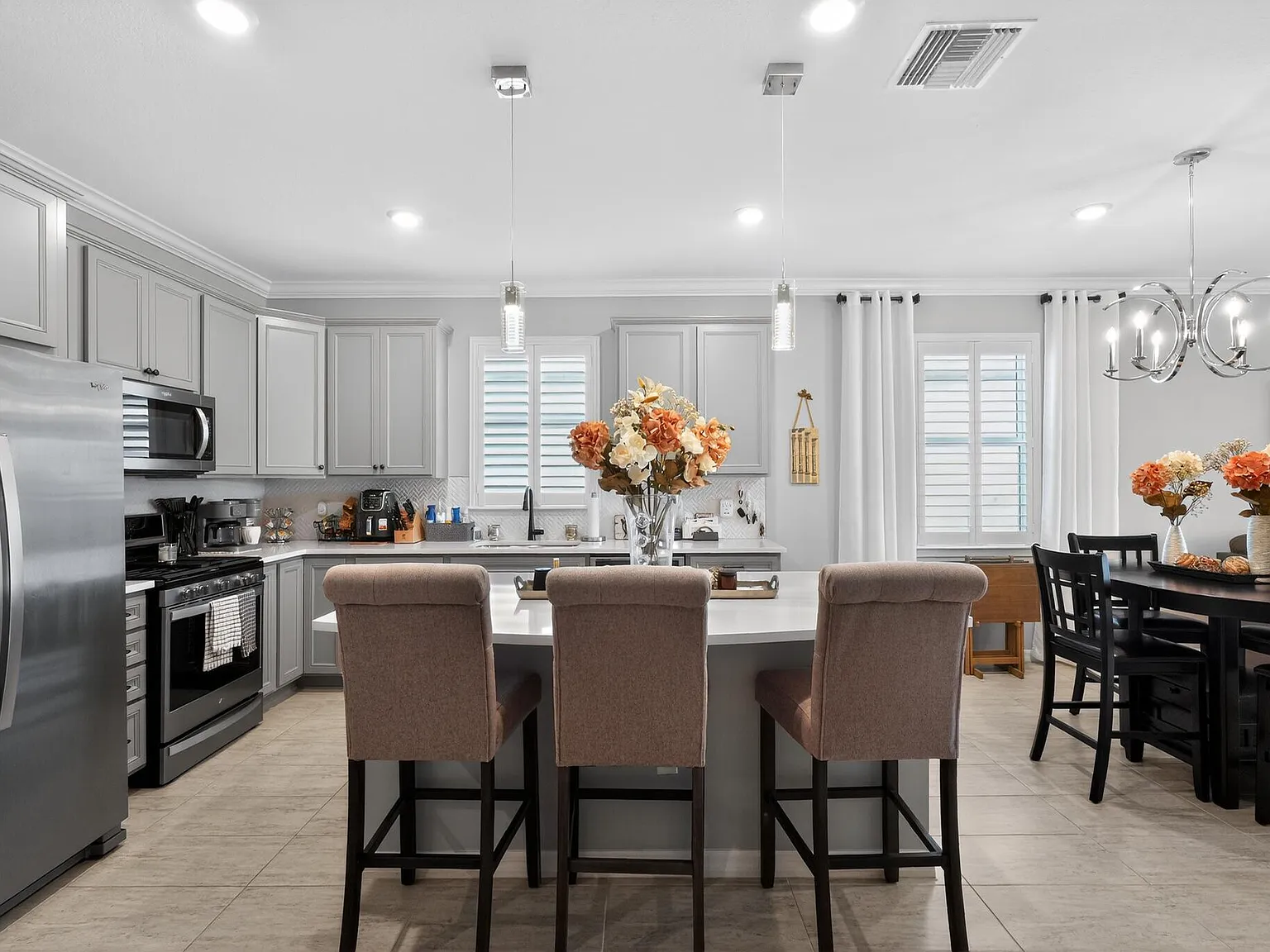 4 bed, 3.0 bath, 1972 sqft, $3,200 — Photo 2