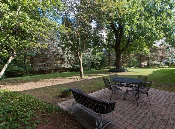 5th image of 570 Saint Andrews Ct SE