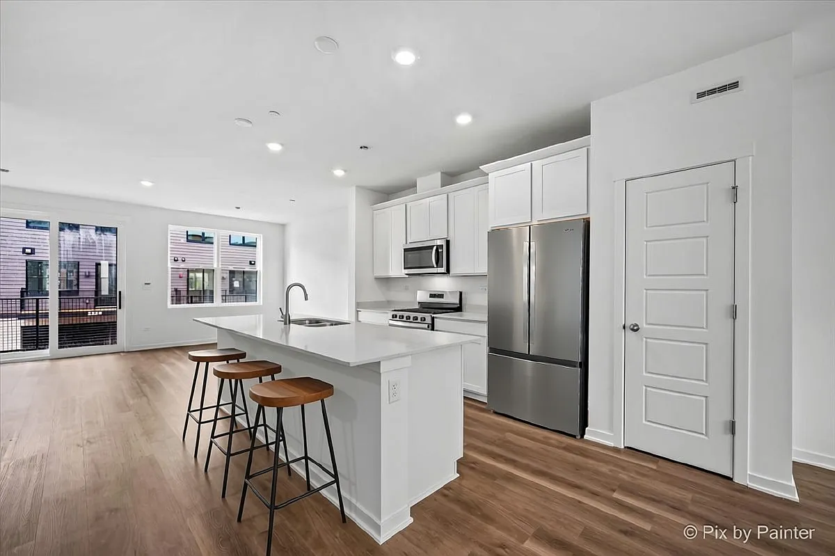3 bed, 2.5 bath, 1827 sqft, $3,900 — Photo 2