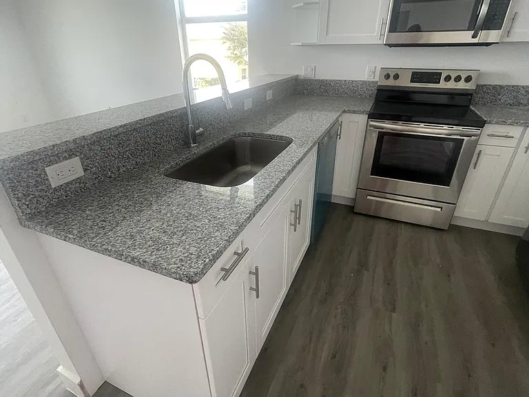 275 SW 4th St #220 — Photo 22