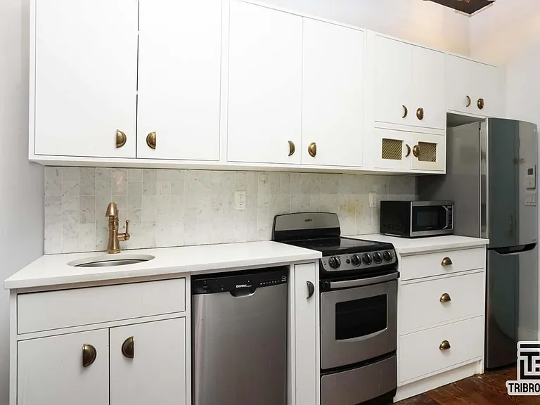 489 Washington Ave #1R — Photo 2