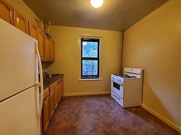 3rd image of 975 Sherman Ave #54