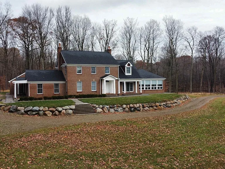 2401 E Brocker Rd — Photo 5