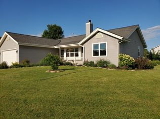 124 Small Farm Rd, Mukwonago, WI 53149