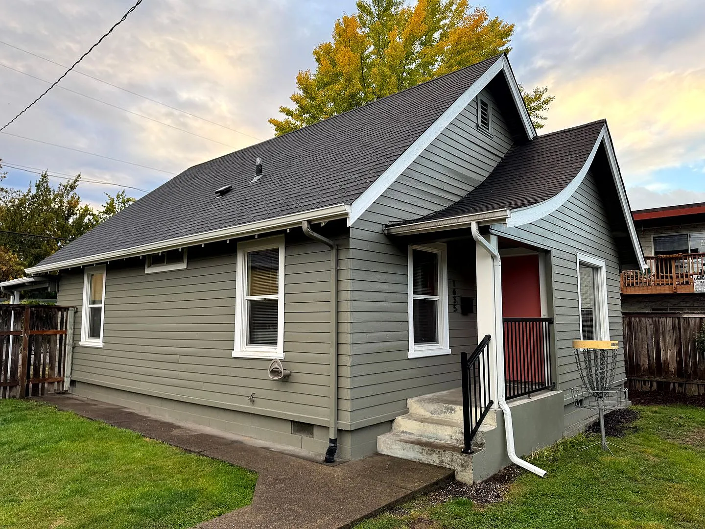 2 Bedroom House Near Downtown and UofO Campus — Photo 1