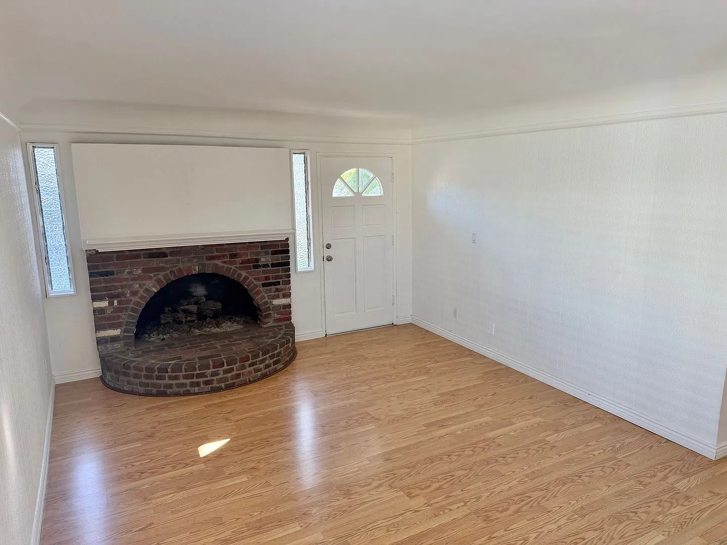 North Redondo Single Family Home with 2-Car Garage — Photo 4