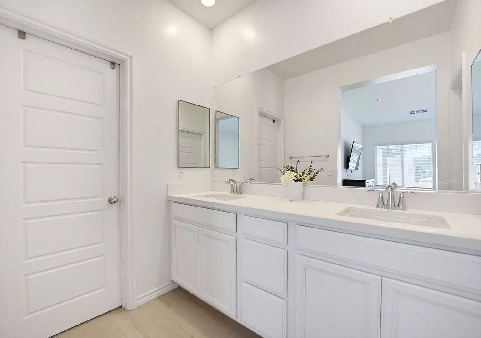 Gated 2023 Roxbury Townhome 2BD/2.5BA, Pool & Garage Avail 2/1 — Photo 1
