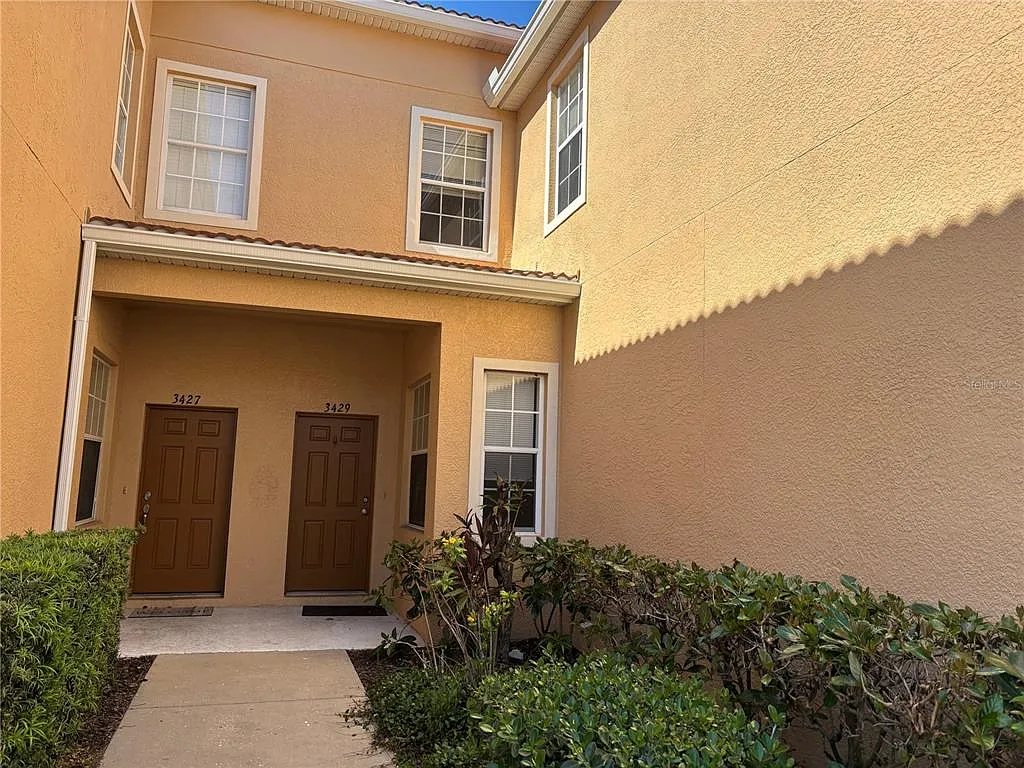 3 bed, 2.5 bath, 1954 sqft, $1,995 — Photo 2