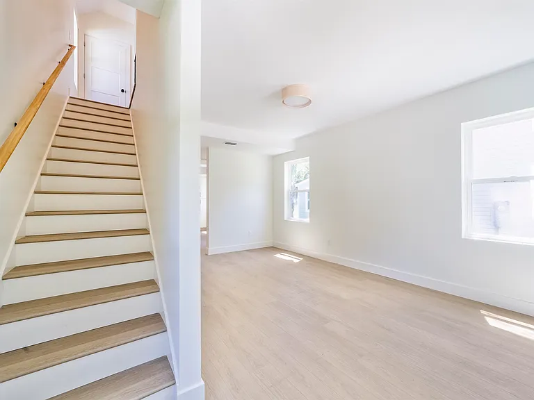 962 Alexander St — Photo 19
