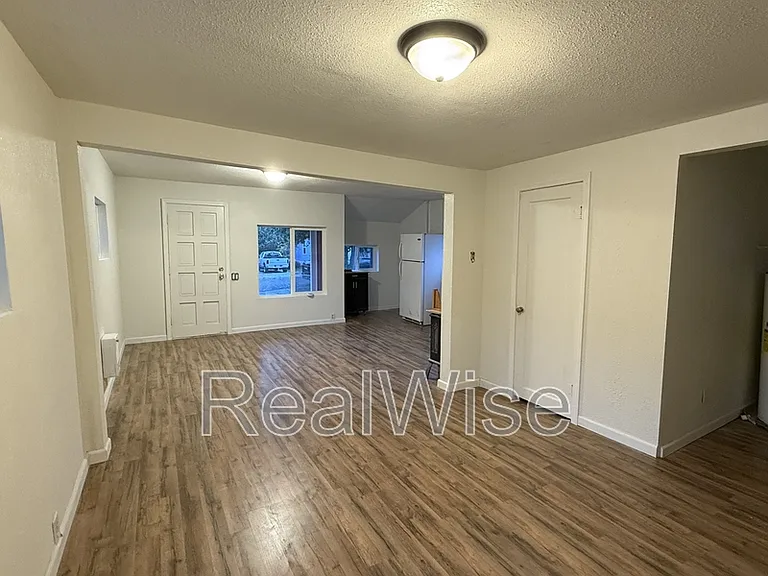 173 SE Lane Ave — Photo 3