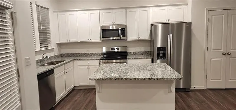 3 bed, 2.5 bath, 1460 sqft, $1,850 — Photo 3