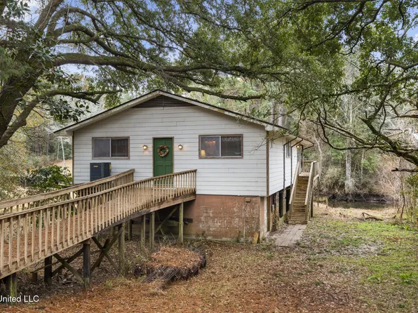 1927 Shady Point Cir, Gautier, MS 39553