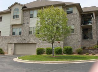 460 N Silverbrook Dr UNIT 101, West Bend, WI 53090