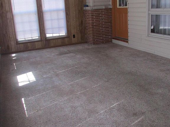 4th image of 370 W Main St