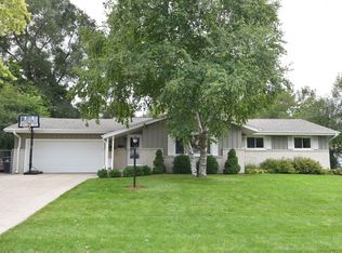 W182N8904 Princeway Dr, Menomonee Falls, WI 53051