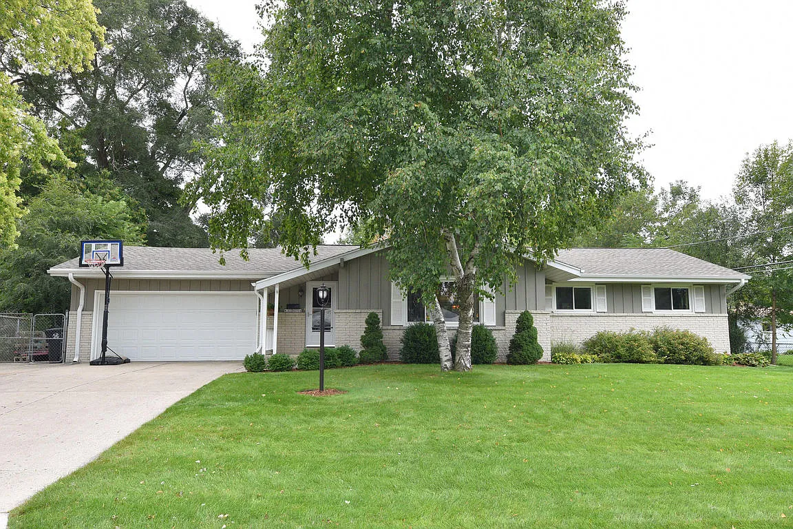W182N8904 Princeway Dr photo 1