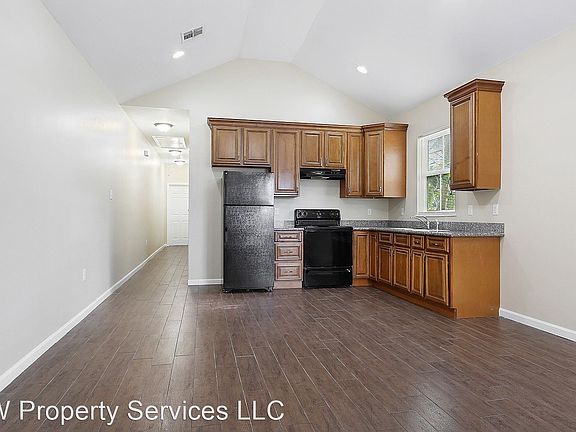 3rd image of 2751 Banks St #B