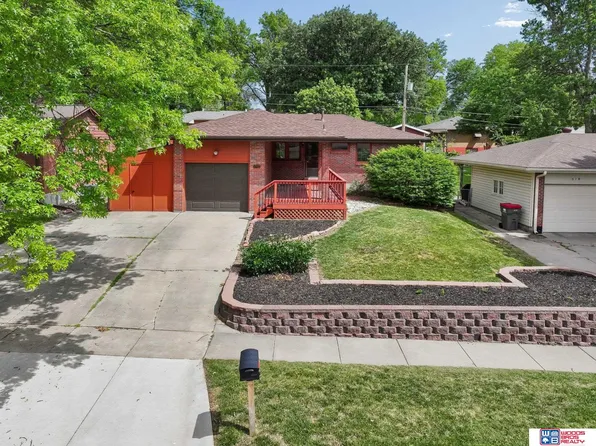 524 Skyway Rd, Lincoln, NE 68505