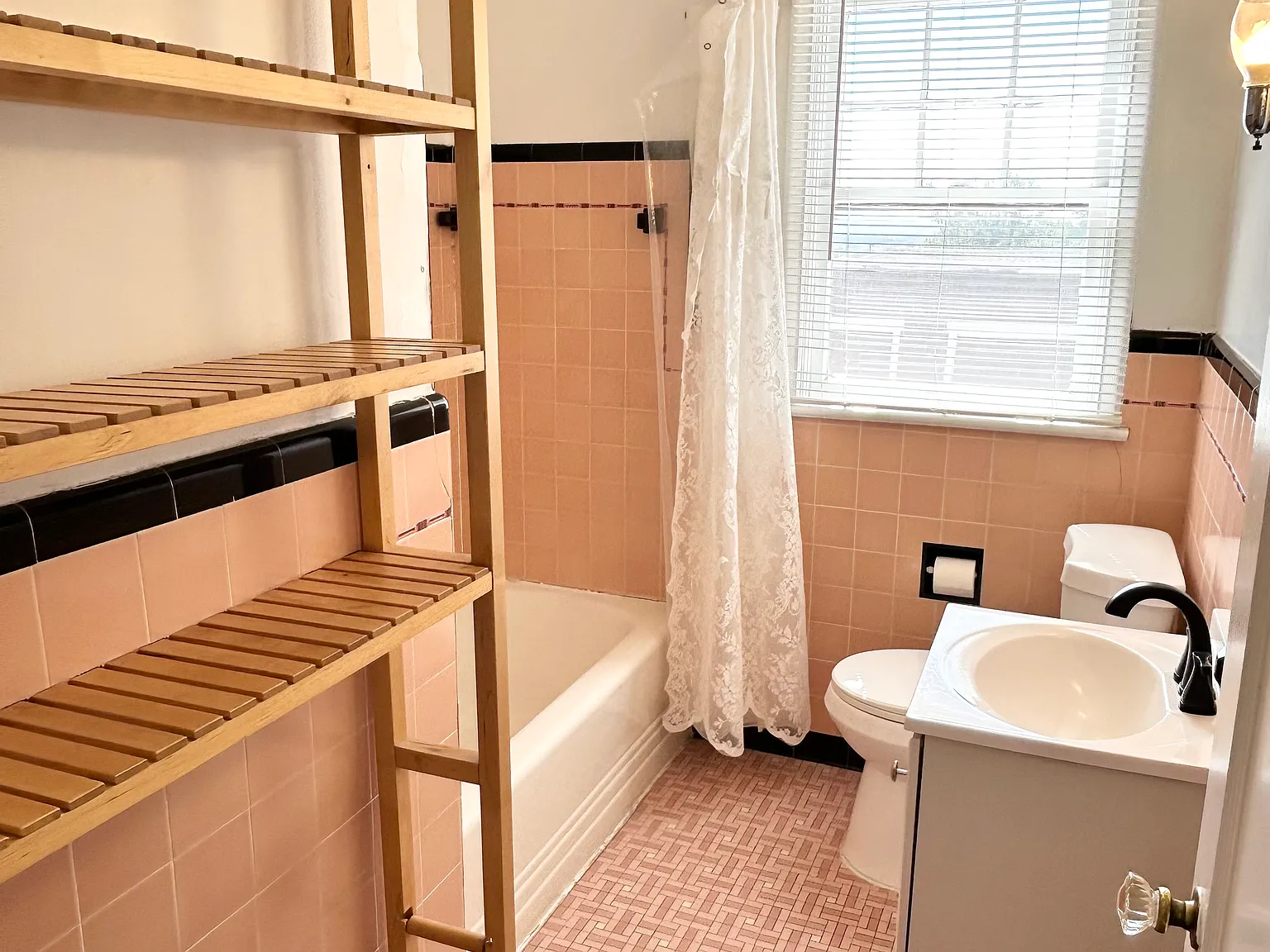 2 bed, 1000 sqft, $1,600 — Photo 4