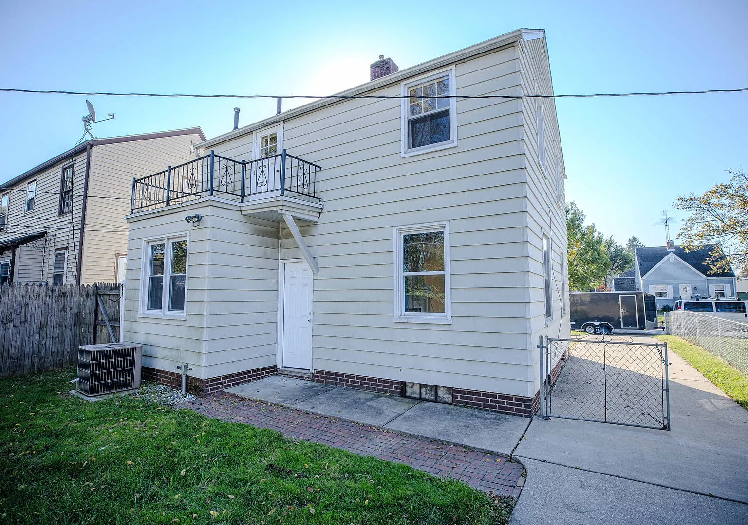 Gorgeous three bedroom home with A/C, garage, extra storage shed, fenced in back yard, basement — Photo 3
