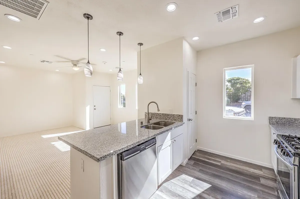2 bed, 750 sqft, $1,500 — Photo 3