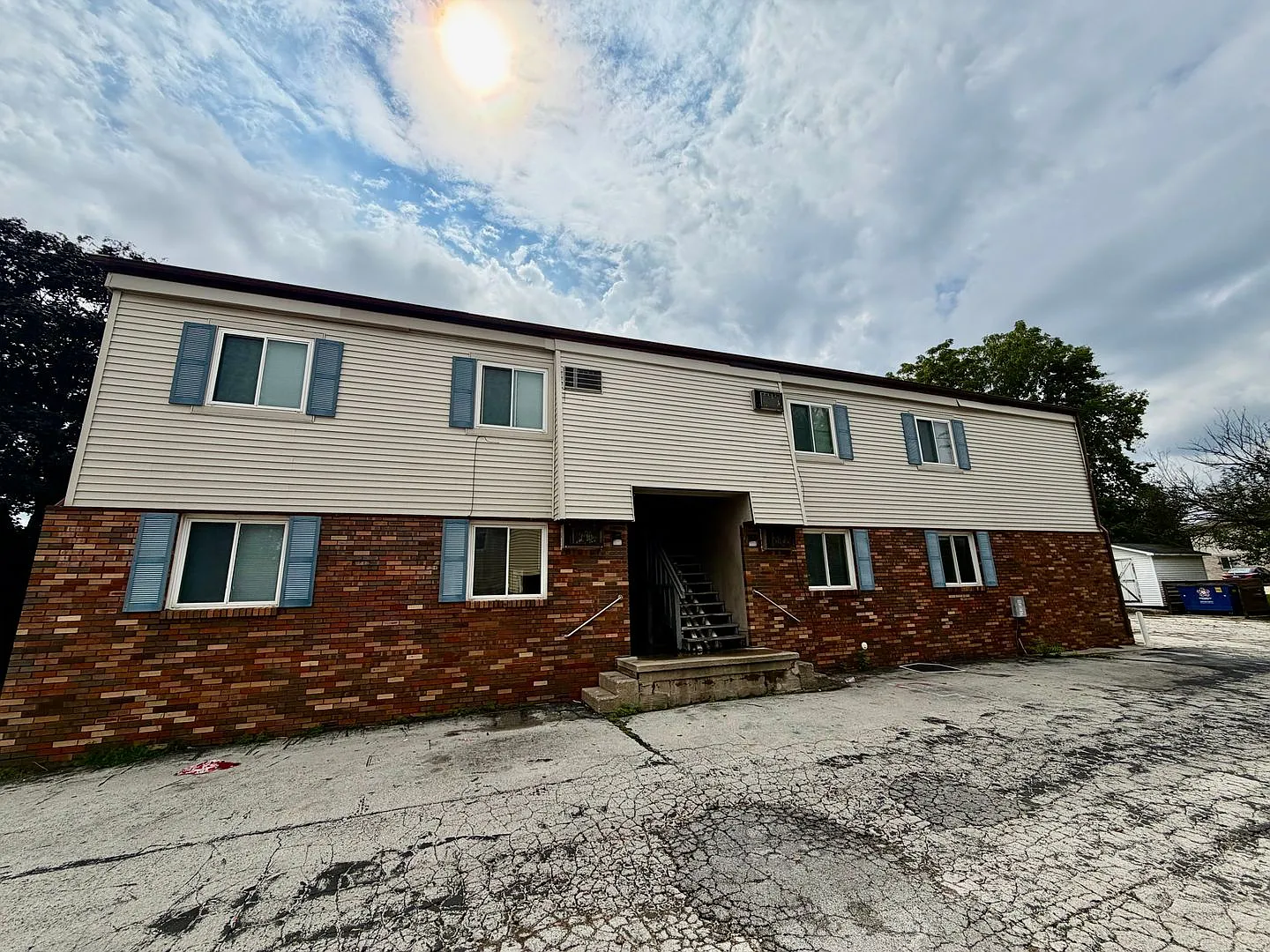 607 Hillview — Photo 1
