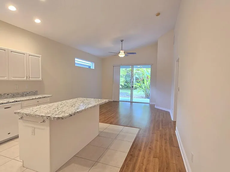 1463 SE Tidewater Pl — Photo 11