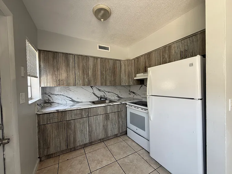 915 NE 8th St #206 — Photo 12