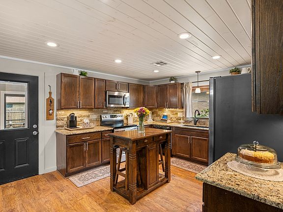 4th image of 601 Lake Dr