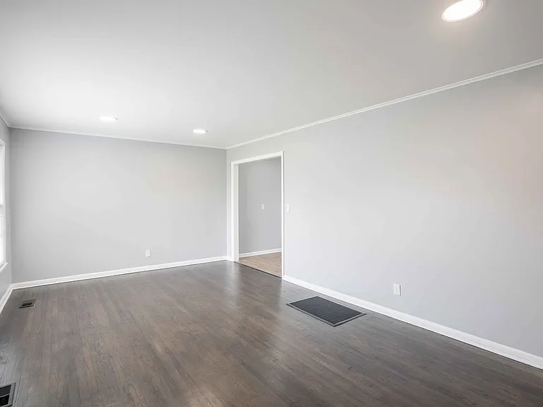 101 W 7th St — Photo 3